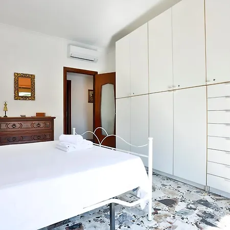 Guesthost - Partenope Stadium House アパート *