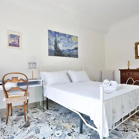 Guesthost - Partenope Stadium House