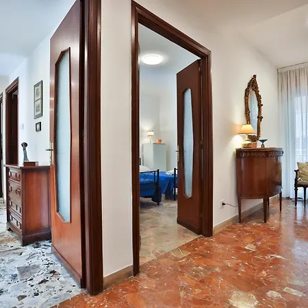 Διαμέρισμα Guesthost - Partenope Stadium House